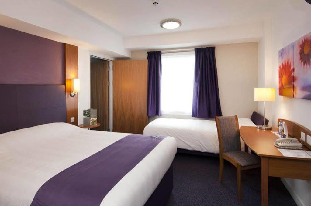 Premier Inn Bicester Esterno foto
