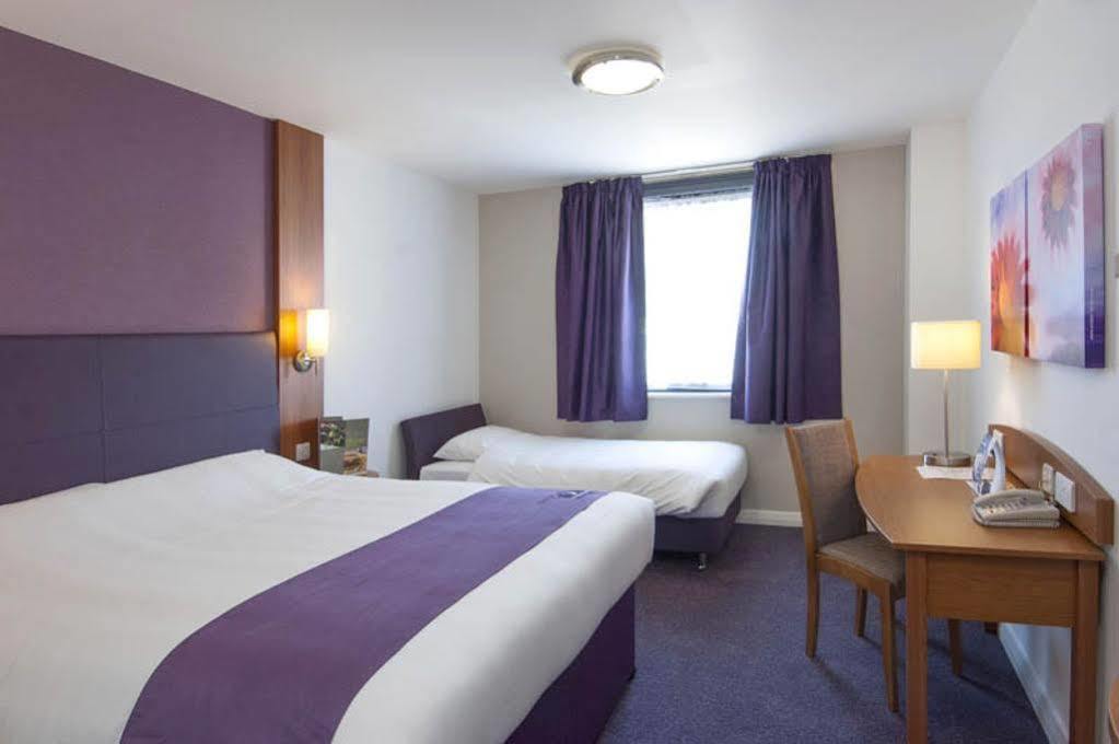 Premier Inn Bicester Esterno foto